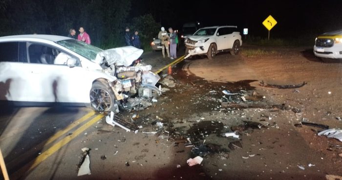 Colisão frontal entre dois veículos deixa motorista em estado grave