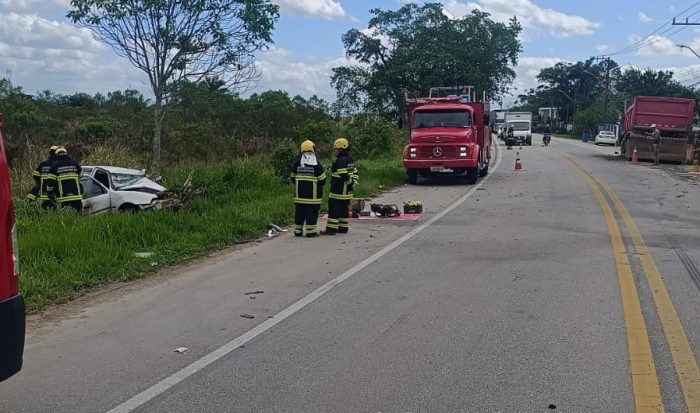 Vídeo: Motorista de carro morre em colisão com caminhão na Jorge Lacerda