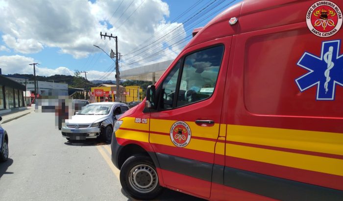 Colisão entre carro e moto deixa condutora com ferimentos