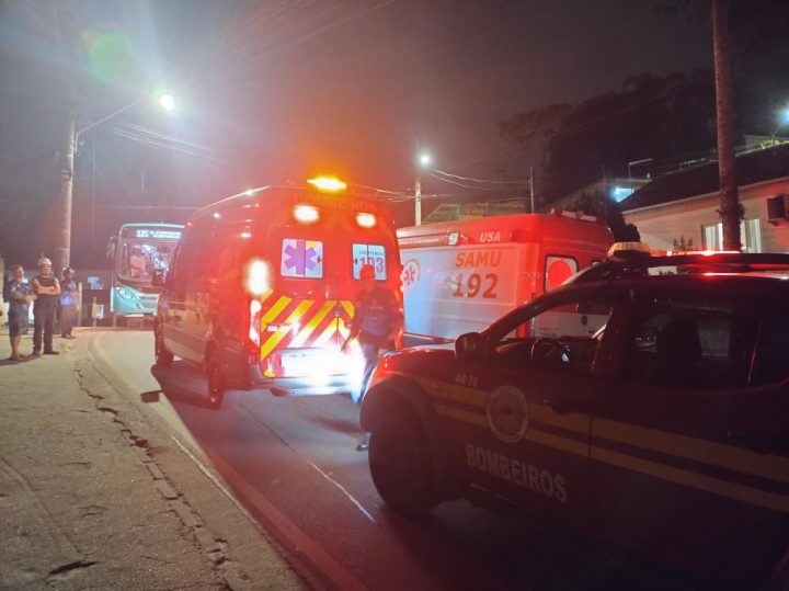 Ciclista fica gravemente ferido em acidente com ônibus em São José