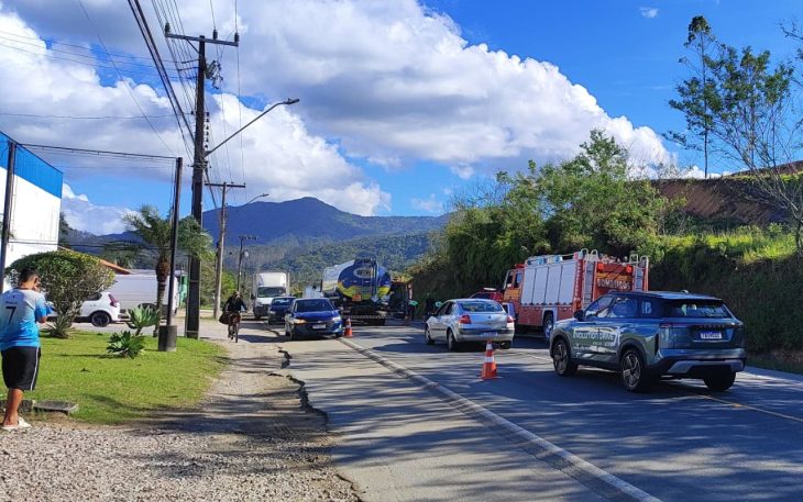 Motociclista fica ferido em colisão com carro 