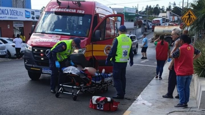 Jovem esfaqueia ex-namorada e fucionários de supermercado em SC