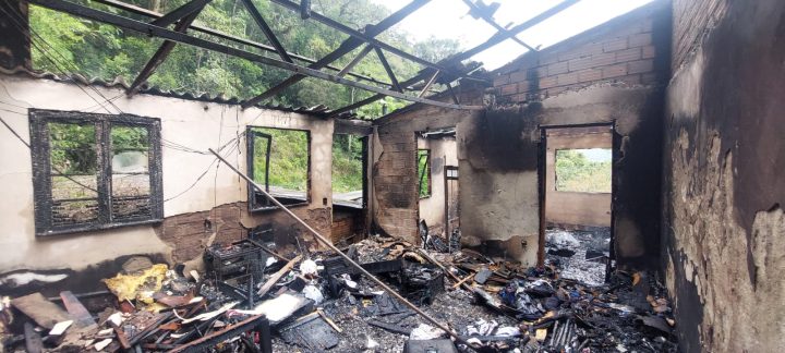 Incêndio atinge casa e dois homens se ferem durante evacuação