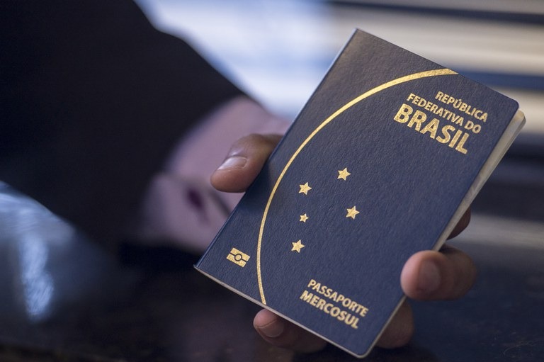 Polícia Federal alerta para risco de interrupção na emissão de passaportes