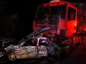 Engavetamento deixa um morto e dez feridos na BR-101