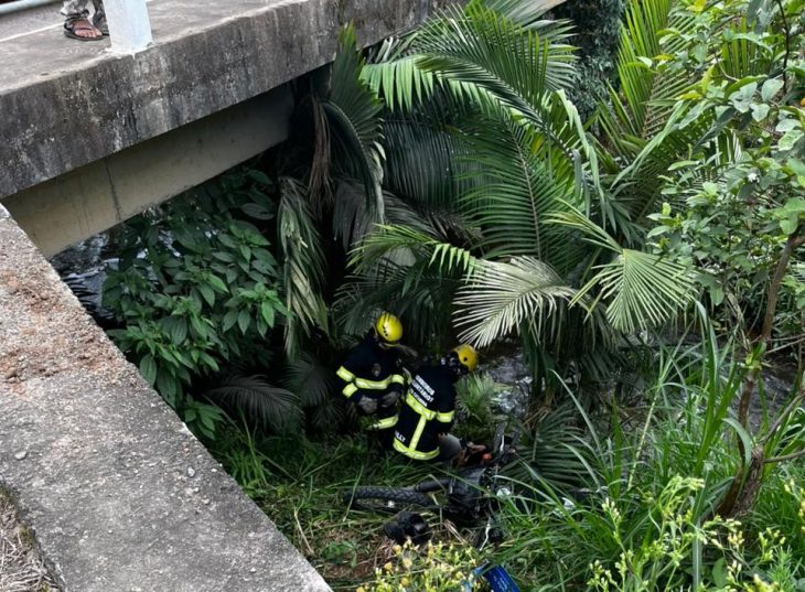 Motociclista perde o controle e cai de ponte de três metros de altura