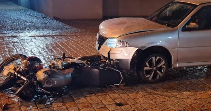 Motorista embriagado e sem CNH causa acidente e deixa motociclista ferido