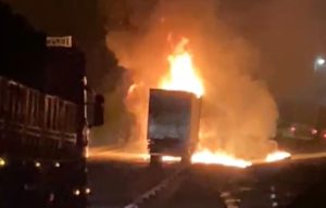 Vídeo: caminhão pega fogo e causa longas filas na BR-101
