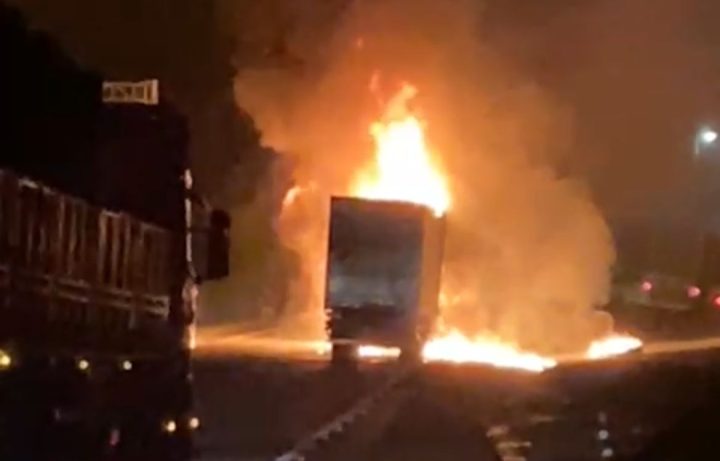 Vídeo: caminhão pega fogo e causa longas filas na BR-101