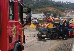 Vídeo: quatro pessoas ficam feridas em colisão entre carros na BR-470