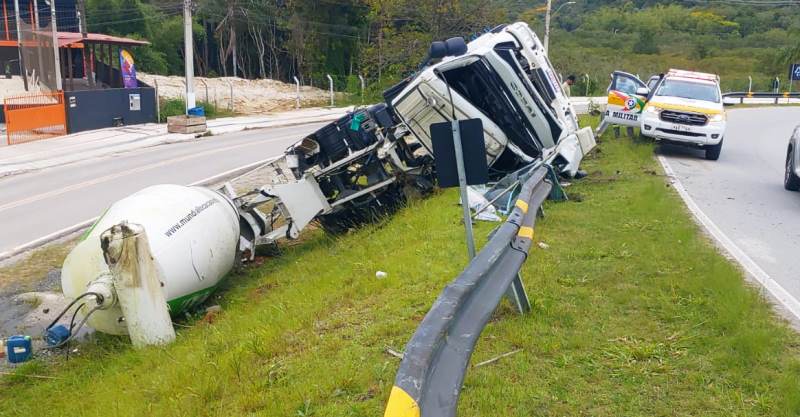 Vídeo: caminhão sai da pista e despenca em alça de acesso na SC-401