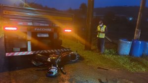 Motociclista fica em estado gravíssimo ao bater contra carreta