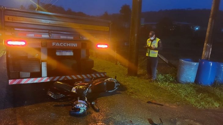 Motociclista fica em estado gravíssimo ao bater contra carreta