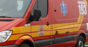Colisão entre dois carros deixa criança ferida; motorista foge
