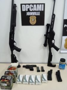 Mandado de violência doméstica resulta em apreensão de armas e munições