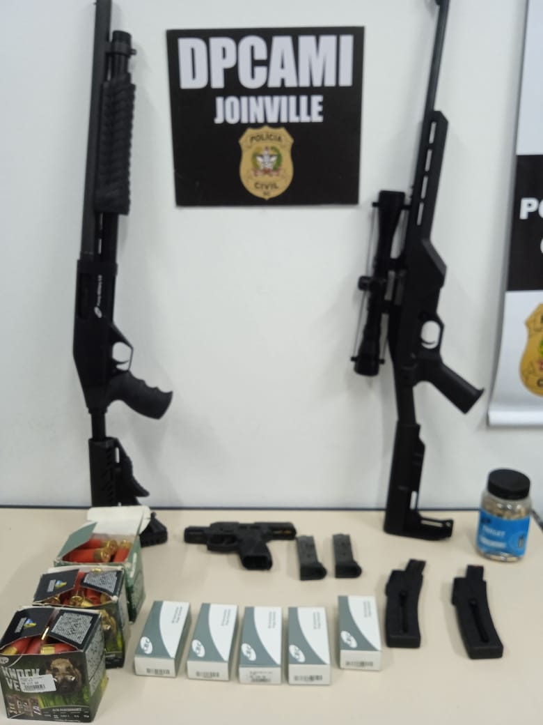 Mandado de violência doméstica resulta em apreensão de armas e munições