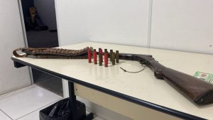 Violência doméstica termina com prisões e apreensão de arma ilegal