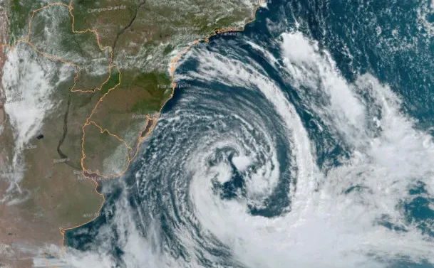 Ciclone bomba se afasta, mas mantém risco de temporais em SC