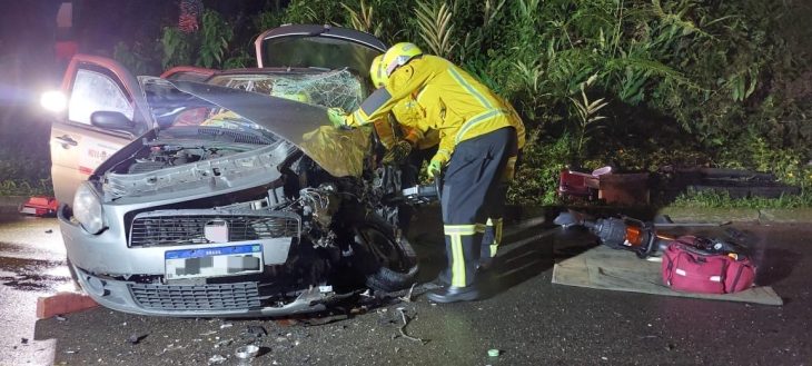 Motorista fica preso às ferragens após colisão entre carro e ônibus