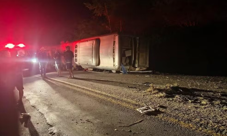 Tragédia com ônibus de turismo deixa ao menos 15 pessoas mortas