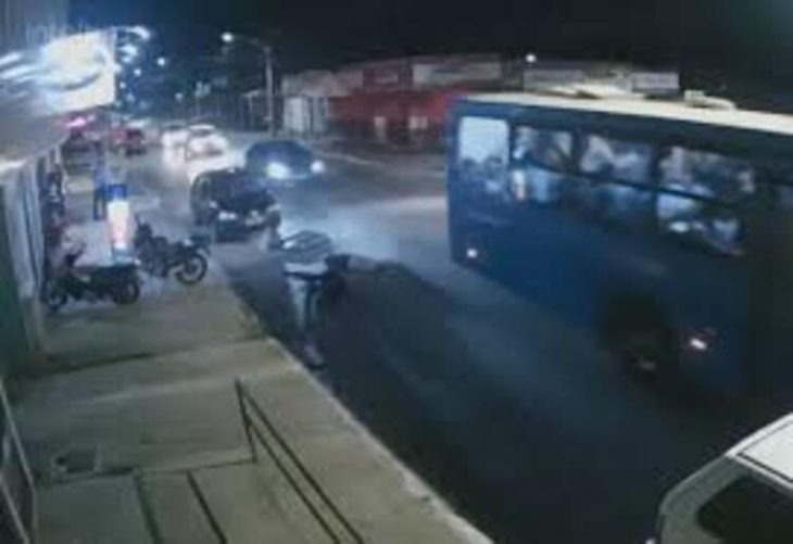 Vídeo: adolescentes caem de ônibus em movimento ao acionar alavanca de emergência