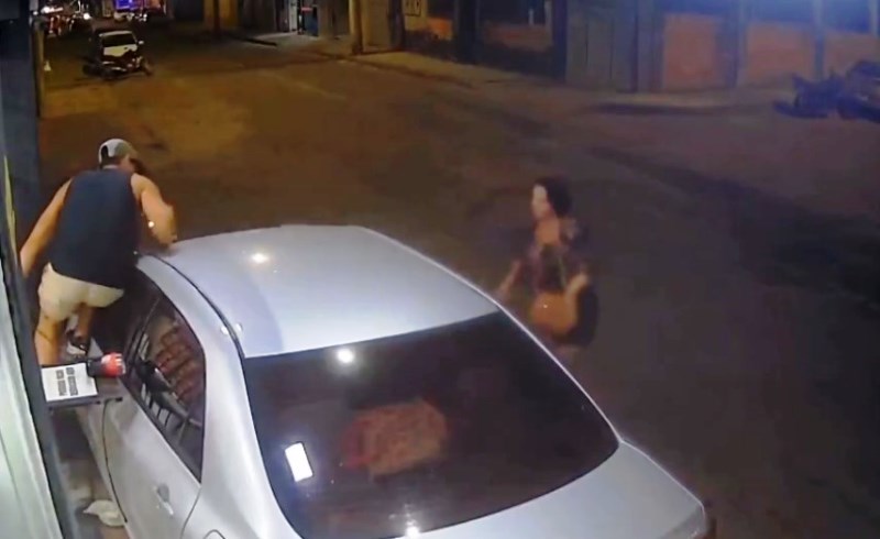 Vídeo: motorista foge após atropelar clientes na calçada de distribuidora