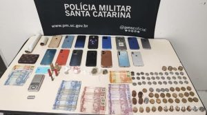Trio é preso com drogas e munições após denúncias