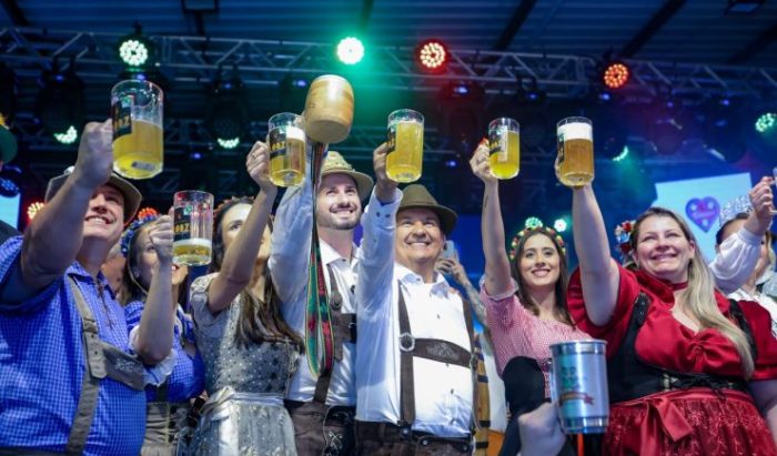 Sangria do primeiro barril de chope marca a abertura da 38ª Fenarreco
