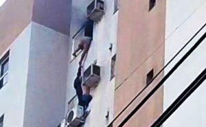 Mãe, filha e dois bombeiros ficam feridos em incêndio
