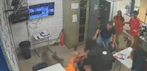 Vídeo: pai agride professor após filha ser repreendida por uso de celular em sala de aula