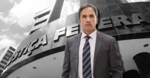 Ex-juiz federal da Lava Jato é suspeito de furtar garrafas de champanhe