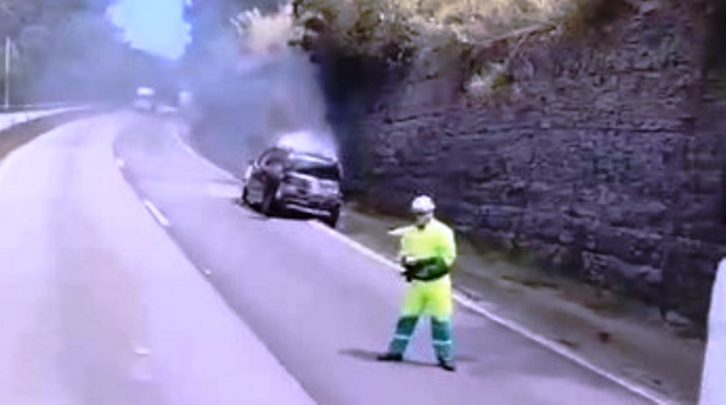 Vídeo: carro pega fogo e interdita pista no Morro dos Cavalos