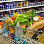 Alimentos freiam, mas mercado ainda pesa