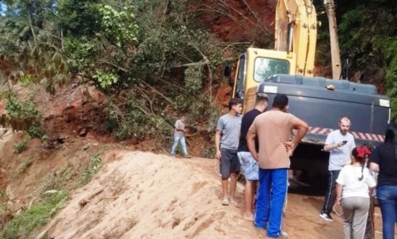 Queda de barreira interdita rua em bairro de Brusque