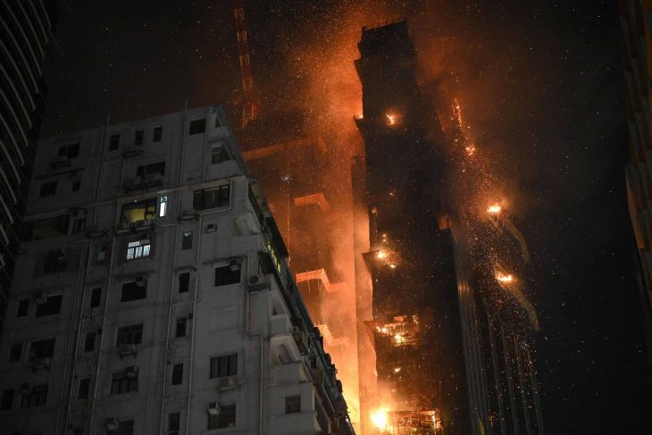 Incêndio em complexo com 2 mil moradias deixa mortos e feridos