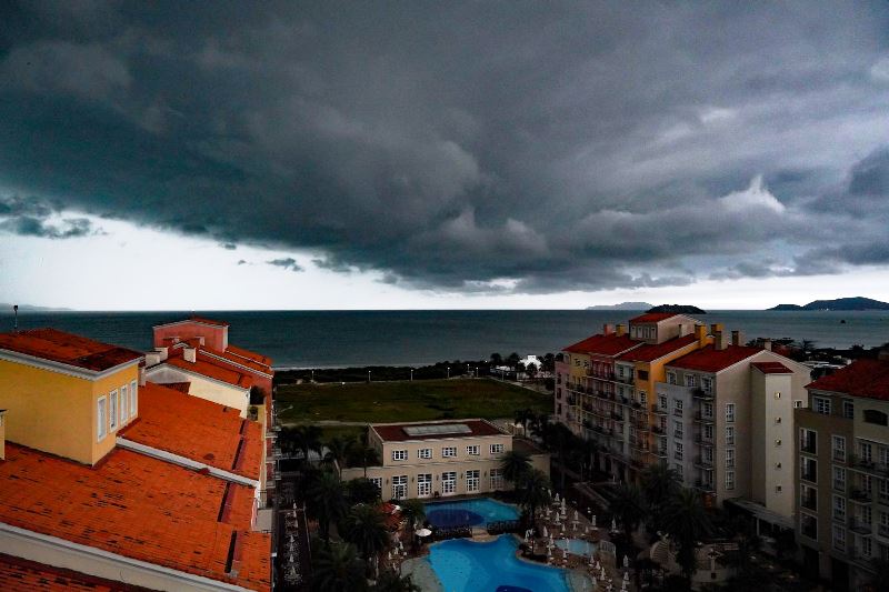 Frente fria e Ciclone provocam temporais, ventos fortes e mar agitado em SC