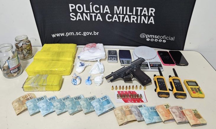 Homem é preso com drogas, arma e mais de R$ 10 mil