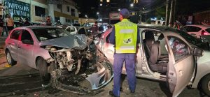 Acidente grave com três carros deixa feridos, incluindo criança