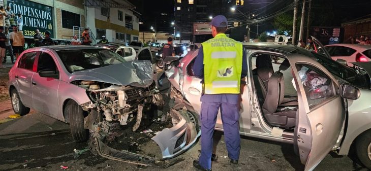 Acidente grave com três carros deixa feridos, incluindo criança