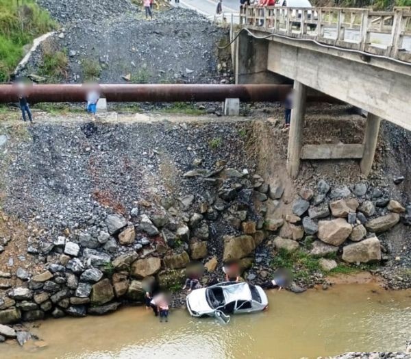 Carro cai em rio e passageiro morre na SC-350