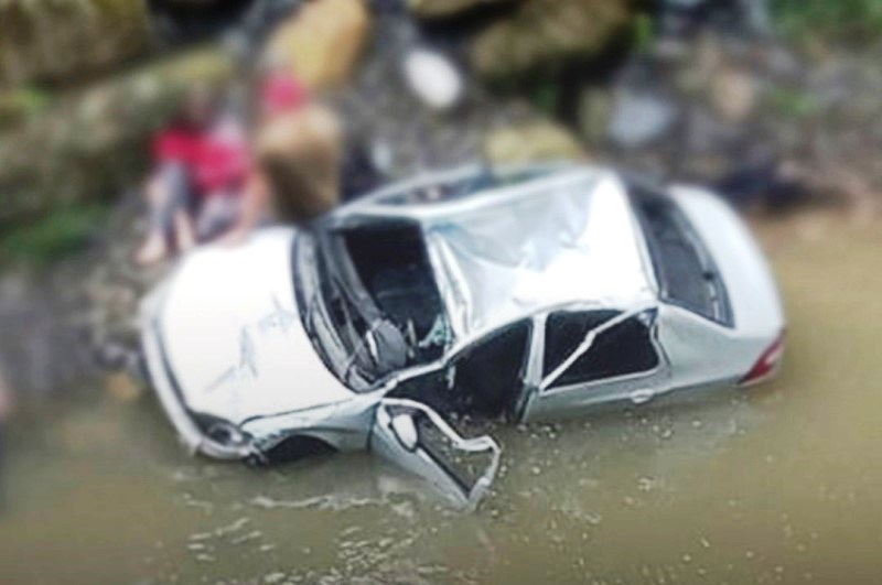 Carro cai em Rio e passageiro morre na SC-350