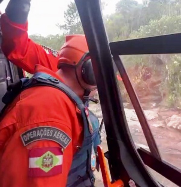 Vídeo: adolescente cai em cachoeira e é salva pelos bombeiros