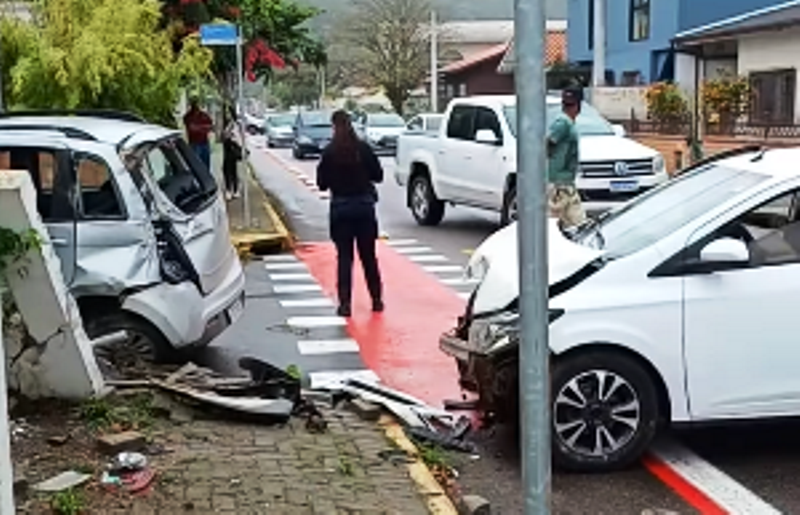 Colisão entre dois automóveis deixa mulher ferida em Porto Belo