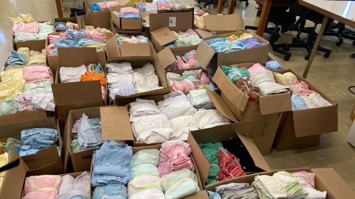 Estudantes da FURB confeccionam e doam mais de 3 mil peças de roupas infantis