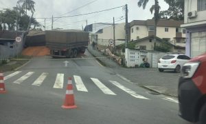 Carreta atinge casa; morador cadeirante fica ferido