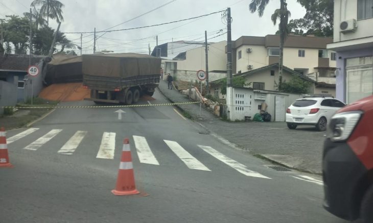 Carreta atinge casa; morador cadeirante fica ferido