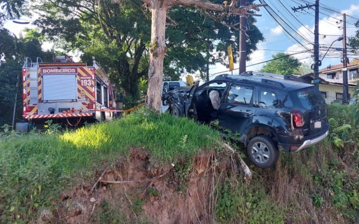 Motorista fica preso em carro pendurado em barranco após colisão