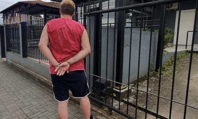 Vídeo: suspeito de homicídio é preso meses depois após decisão judicial