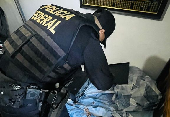 PF cumpre mandados contra abuso sexual infantil online em SC