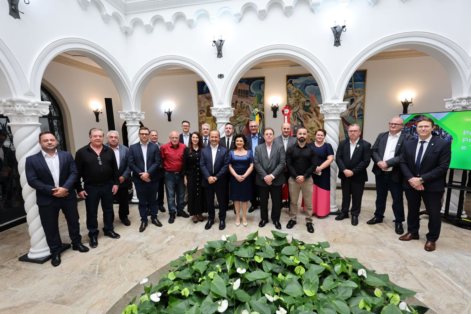 Governo de SC atrai R$ 1,2 bilhão em novos investimentos privados e projeta 4 mil empregos até 2028